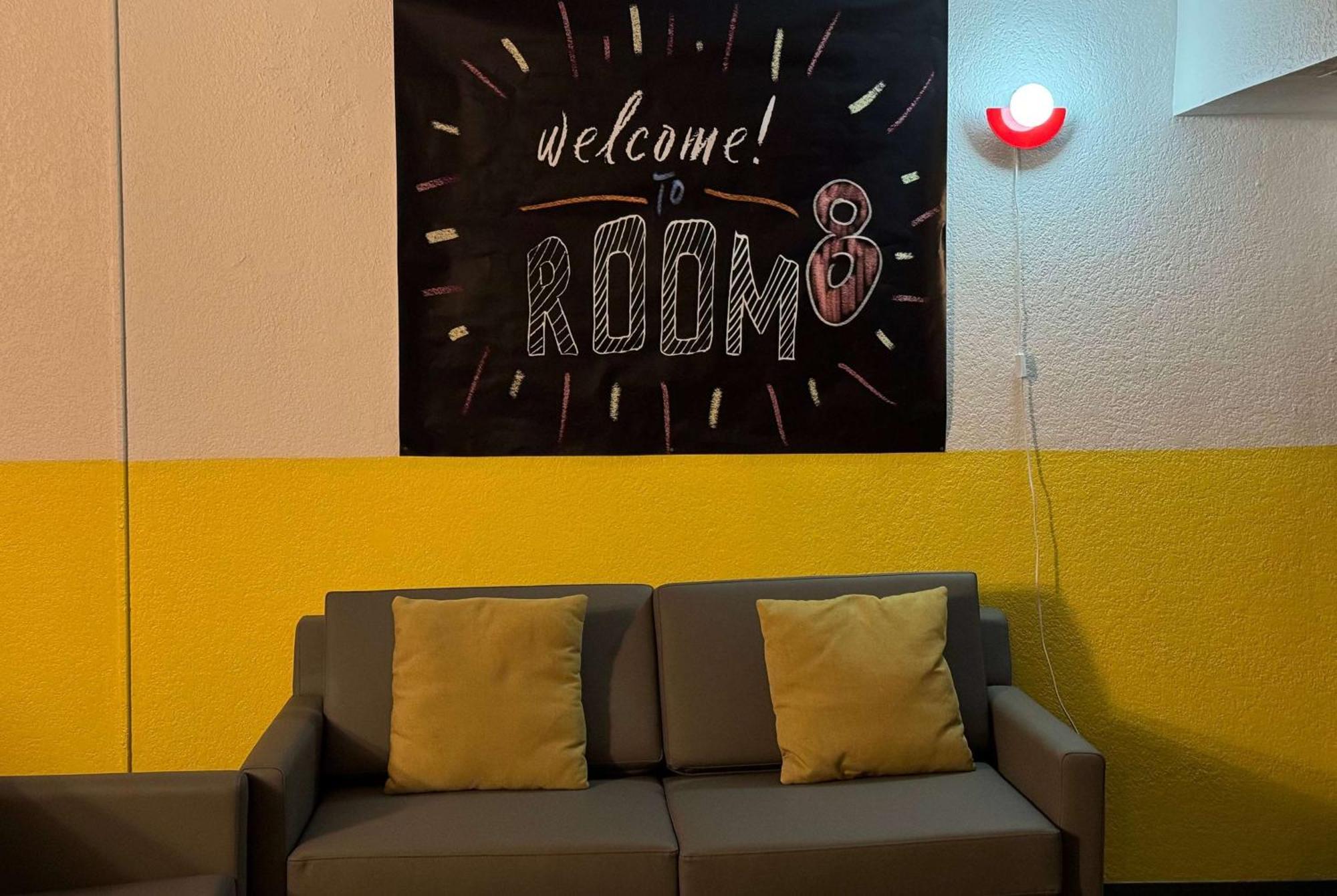 Super 8 By Wyndham Bloomington/Airport Hotel Екстериор снимка